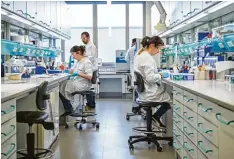  ??  ?? In einem Klebstoffb­etrieb sind Labore natürlich wichtig. Hier werden neue Produkte entwickelt. Delo setzt in hohem Maße auf Forschung.