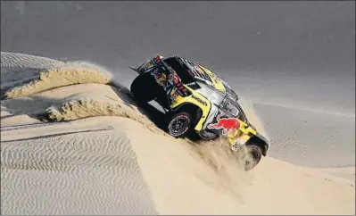  ?? FRANCK FIFE / AFP ?? El Peugeot 3008DKR de Loeb cruza una duna en la etapa de ayer, de Pisco a San Juan de Marcona
