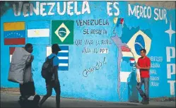  ?? REUTERS ?? MURAL. El chavismo resiste la decisión de los fundadores.