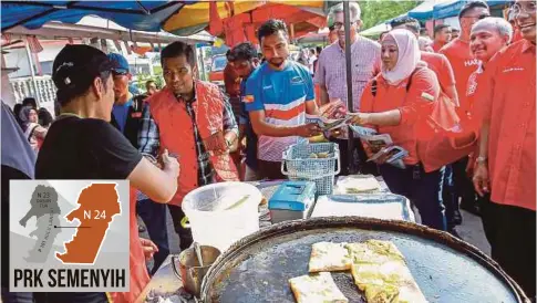  ??  ?? MUHAMMAD Aiman membuat tinjauan mesra di Pasar Pagi Beranang, semalam.