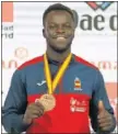  ??  ?? Babacar, con su bronce.