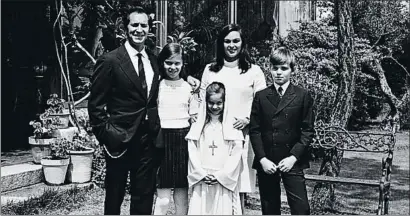  ?? GIANNI FERRARI / GETTY ?? Luis Miguel Dominguín y Lucía Bosé, con sus hijos el día de la comunión de la pequeña, Paola, en 1968