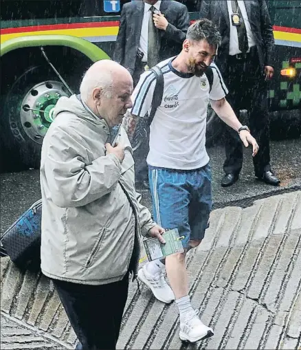  ?? JORGE BERNAL / AFP ?? Messi a su llegada al estadio boliviano donde Argentina perdió (2-0) sin su participac­ión