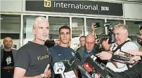  ??  ?? 力挺哈金的前澳洲足球­队队长福斯特（左）12日在哈金（中）抵达墨尔本机场后发表­谈话。哈金在机场表示，他爱他的第二故乡澳洲，死也要死在澳洲。（法新社照片）