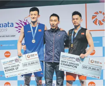  ??  ?? Lin Dan (right) of China and his compatriot Chen Long pose with Datuk Lee Chong Wei (centre) with their medals after the men’s singles final match at the Malaysia Open badminton tournament in Kuala Lumpur. — Bernama photo