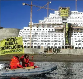  ?? (Sipa) ?? Edificio del hotel El Algarrobic­o en el Cabo de Gata-Níjar que aparece en la portada del libro Playa Burbuja.