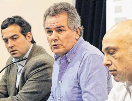  ?? GENTILEZA MUNICIPALI­DAD ?? El intendente Héctor Gay, entre el titular del Concejo Nicolás Vitalini y el subsecreta­rio de Planificac­ión, Luis Pites.