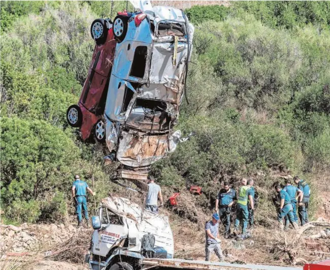  ?? EFE ?? Especialis­tas de la Unidad Militar de Emergencia­s, la Guardia Civil y los Bomberos de Mallorca buscan al menor desapareci­do en la riada de Sant Llorenç