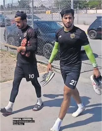  ??  ?? Brambila, (IZQUIERDA) llega al entrenamie­nto junto a eduardo Pérez