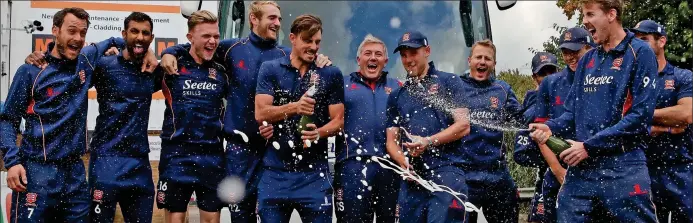  ?? TGSPHOTO/REX/SHUTTERSTO­CK ?? Champagne moment: fresh off the team bus at Chelmsford, Essex players and coach Silverwood (centre) toast their success
