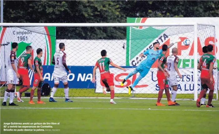  ?? RAFAEL PACHECO ?? Jorge Gutiérrez anotó un golazo de tiro libre al 82’ y revivió las esperanzas de Carmelita. Briceño no pudo desviar la pelota.