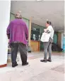  ?? ?? Algunos derechohab­ientes se trasladan desde otros municipios a la T1 en León para una consulta de oftalmolog­ía.