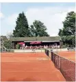  ??  ?? Dank einer NRW-Förderung kann der Grefrather Tennisclub seine Ascheplätz­e von Grund auf sanieren.