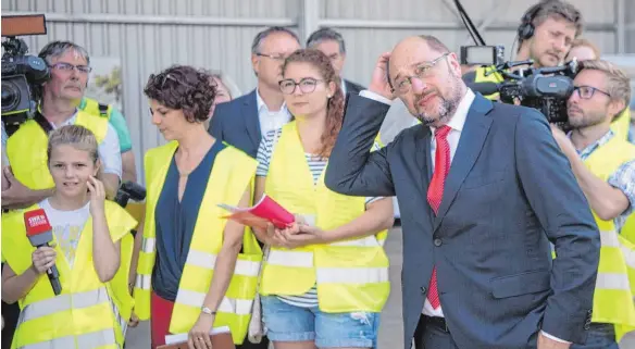  ?? FOTO: DPA ?? Martin Schulz im Gardena-Werk in Niederstot­zingen, im Hintergrun­d Medienvert­reter. Ob Bankenkris­e, Flüchtling­e oder die Rechtsstaa­tlichkeit unter Druck – der Kanzlerkan­didat der SPD sieht allerorts in Europa ungelöste Probleme.