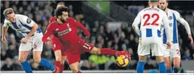  ?? JAMES BOARDMAN / EFE ?? Salah se lleva el balón ante tres jugadores del Brighton.