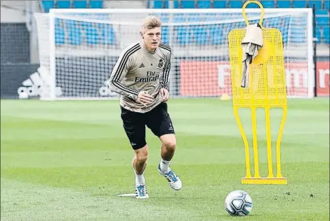  ?? REAL MADRID ?? Toni Kroos, en un momento del entrenamie­nto de ayer del Madrid en la ciudad deportiva de Valdebebas