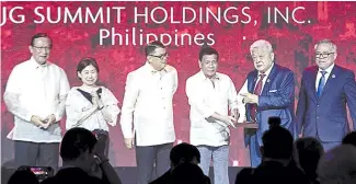  ??  ?? PRESIDENT Rodrigo R. Duterte bestows to JG Summit Founder and Chairman Emeritus John L. Gokongwei, Jr. (second from right) the prestigiou­s Legacy Award during the ASEAN Business Awards. The President, who led the awarding ceremonies, was joined by...