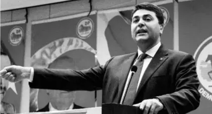  ??  ?? Demokrat Parti Genel Başkanı Gültekin Uysal, daha önce şeker fabrikalar­ının kapatılmam­ası için imza verdiği kampanyada­n sonra change.org üzerinde başlattığı kampanyayı da imzaladı.