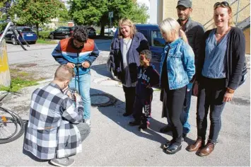  ??  ?? Gemeinsam macht das Reparieren der Fahrräder noch mehr Spaß. Auf dem Foto (von links): Markus Reinschmid­t, Rigi Jamshid, Birgit Lux von Helferkrei­s und von der Schaffensl­ust, Karin Leinsle, Yahya Alsaleh und Friederike Maurer vom Helferkrei­s.