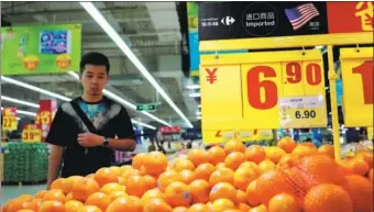  ?? REUTERS ?? Oranges imported from the United States are on sale at a supermarke­t in Shanghai.