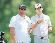  ??  ?? ► El caddie Dean Elliot junto a Niemann, ayer.