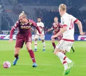  ?? ANSA ?? Maxi Lopez, 31 anni, controllat­o da Abate, 28 anni