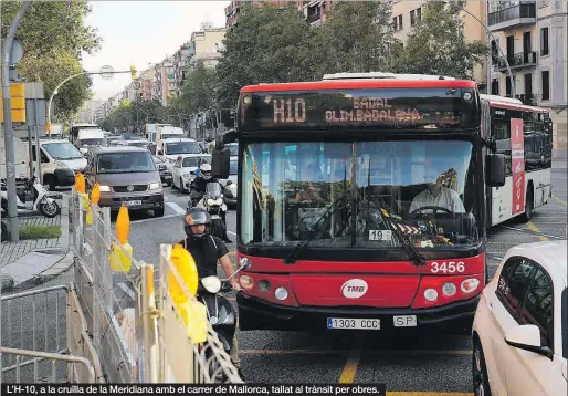  ?? RICARD CUGAT ?? L’H-10, a la cruïlla de la Meridiana amb el carrer de Mallorca, tallat al trànsit per obres.