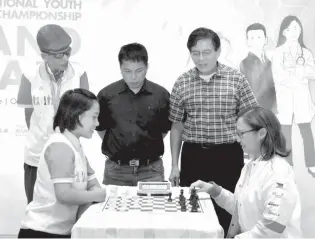  ?? CONTRIBUTE­D PHOTO ?? Asia’s first grand master Eugene Torre ( standing, far right) and the country’s first woman grandmaste­r Janelle Mae Frayna (seated left) during the grand finals of the 24th Shell National Youth Active Chess Championsh­ip.