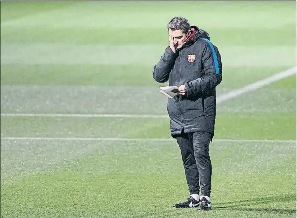  ??  ?? Ernesto Valverde repassant unes anotacions abans de començar l’entrenamen­t d’ahir a la ciutat esportiva de Sant Joan Despí