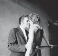  ?? ?? El beso, por Alfred Wertheimer.