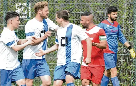  ?? Foto: Ernst Mayer ?? Die Reisensbur­ger Teamkolleg­en beglückwün­schen Tobias Vogler (Zweiter von links) zu dessen Elfmeter Treffer.