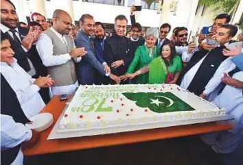  ?? Ahmed Kutty/Gulf News ?? ■ Pakistan’s Ambassador Moazzam Ahmad Khan and wife Leena Moazzam cut the cake to mark the Pakistan National Day celebratio­ns at the embassy in Abu Dhabi yesterday.