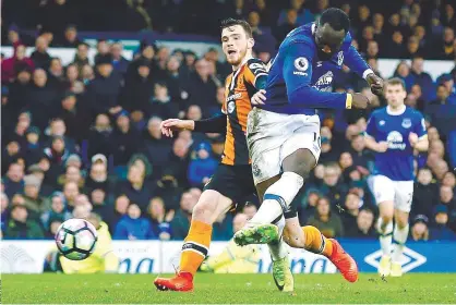  ??  ?? Lukaku apontou dois golos nos descontos e é o melhor marcador da Premier League, com 21 tentos