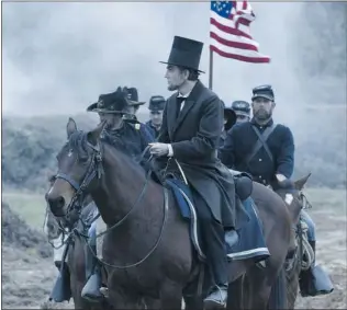  ?? DAVID JAMES/ THE ASSOCIATED PRESS/ DREAMWORKS, TWENTIETH CENTURY FOX ?? Daniel Day- Lewis, as President Abraham Lincoln, looks across a battlefiel­d after a terrible siege in a scene from director Steven Spielberg’s drama Lincoln.