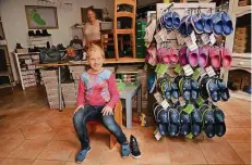  ?? RP-FOTO: KAISER ?? Christine Fasselt bietet in ihrem Schuhgesch­äft „Leise Sohlen“besondere Angebote. Anna-Katharina probiert schon mal die aktuelle Schuhmode.