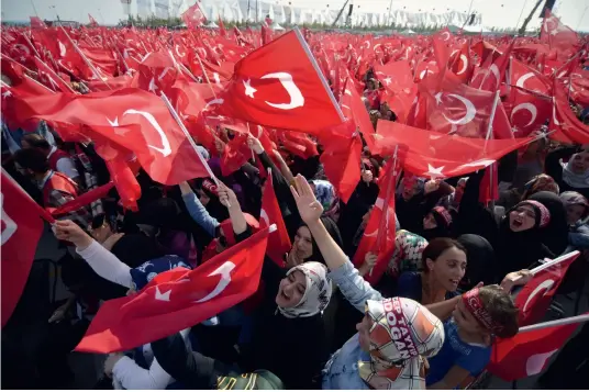  ??  ?? Rassemblem­ent du Parti de la justice et du développem­ent (AKP), en octobre 2015, à Istanbul.
