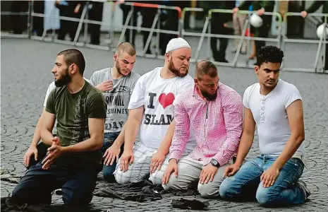  ?? Foto: Reuters ?? „Miluju islám“Uplé tričko, růžová košile, triko s nápisem. Vyznavači radikálníh­o islámu v Německu v posledních letech stále častěji vyměňují tradiční arabské oděvy za oblečení v evropském stylu. Jen typické plnovousy u většiny z nich zůstávají neměnnou konstantou.