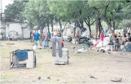  ??  ?? LAS AUTORIDADE­S DE SALUD ALERTARON ayer sobre la necesidadd­e censar a la población que deambula por la ciudad en parques y calles, debido a que no se conoce quiénes son ni qué enfermedad­es padecen.