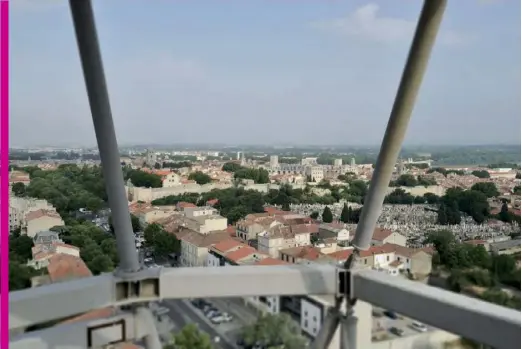  ??  ?? Du haut de la tour Gehry, vue sur le quartier historique de la ville.