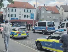  ?? FOTO: PRIVAT ?? Viele Einsatzkrä­fte der Polizei schlichtet­en die massive Auseinande­rsetzung auf dem Parkdeck der Stadthalle Biberach.