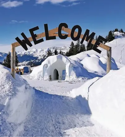  ?? FOTO: IGLU-DORF.COM ?? Das Iglu-Dorf auf der Zugspitze entsteht jeden Winter neu und schmilzt im Frühjahr – eine sehr vergänglic­he Unterkunft.