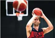  ?? HARRY HOW/GETTY IMAGES/AFP ?? BELUM MAKSIMAL: Brook Lopez menembak di tengah sesi latihan timnas basket Amerika Serikat di UCLA Health Training Center (14/8).