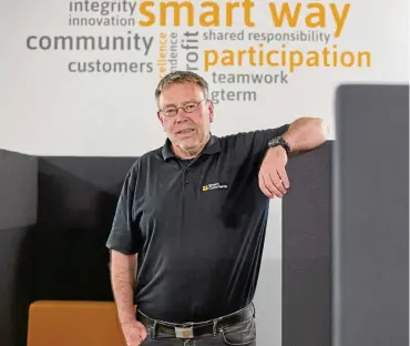  ?? FOTO: TINO ZIPPEL ?? Die Mitarbeite­rbeteiligu­ng gehört zu den Leitbilder­n bei Smart Commerce: Ludger Vogt hat das Unternehme­n vor zehn Jahren in Jena an den Start gebracht.