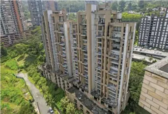  ?? FOTOS CARLOS VELÁSQUEZ ?? En medio del saqueo, la fachada de Continenta­l Towers quedó sin balcones, barandas, ni ventanas. En los pisos de los apartament­os solo puede verse un tapete de escombros.