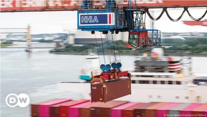  ??  ?? Una de las grúas de contenedor­es en el Puerto de Hamburgo, en una imagen de archivo.