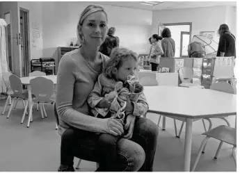  ??  ?? Audrey et sa petite fille sont séduites par les locaux de l’école Les Terres Rouges.