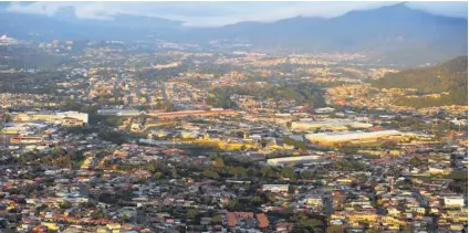  ?? JORGA NAVARRO ?? Esta seguidilla de temblores en el sur de San José se diferencia de otros enjambres sísmicos en el hecho de que se originaron en una falla desconocid­a y en una zona llena de construcci­ones.