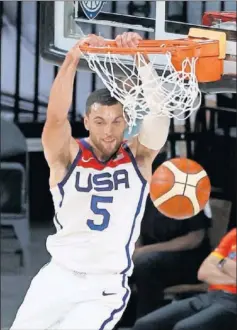  ??  ?? Zach LaVine se cuelga del aro durante el amistoso contra España.