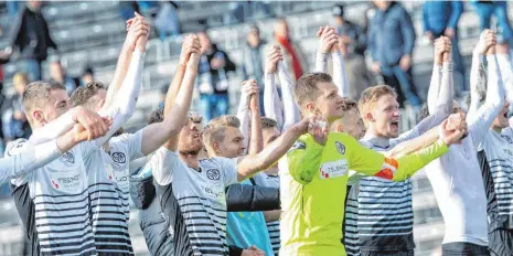  ?? FOTO: THOMAS SIEDLER ?? Cool, cooler, VfR Aalen: Mit 4:1 haben sich die Schwarz-Weißen beim Halleschen FC durchgeset­zt.