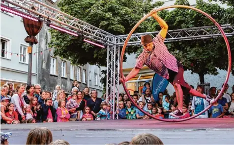  ?? Archivfoto: Peter Fastl ?? Eine der beiden Bühnen, auf der die internatio­nalen Artisten auftreten, steht wieder auf dem Holbeinpla­tz. Der Altstadtve­rein, der zusammen mit Augsburg Marketing das Straßenkün­stlerfesti­val organisier­t, will den Schwerpunk­t in der Altstadt auch...